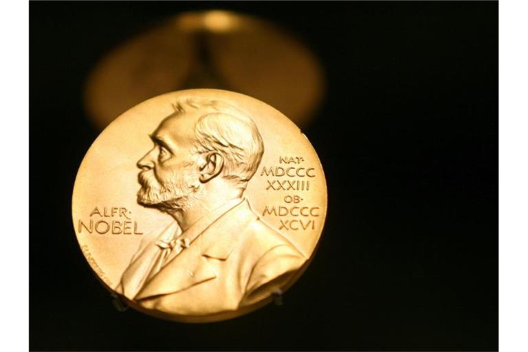 Eine Medaille mit dem Konterfei von Alfred Nobel ist im Nobel Museum zu sehen. Foto: Kay Nietfeld/dpa