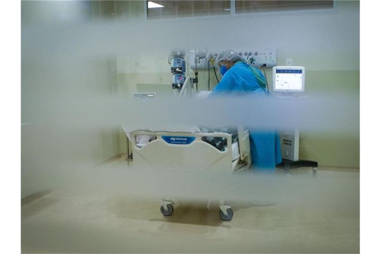 Eine medizinische Mitarbeiterin behandelt einen Patienten im Krankenhaus. Foto: Lincon Zarbietti/dpa