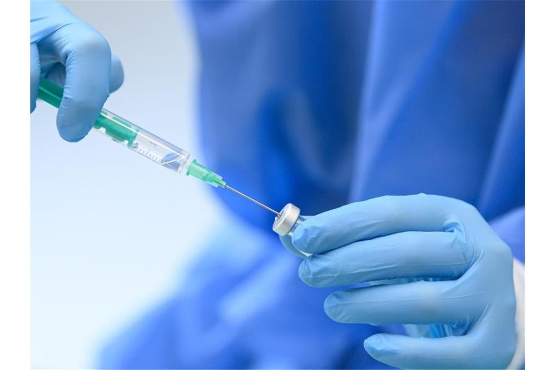 Biontech-Impfung schützt Kinder ab zwölf Jahren Eine medizinische Mitarbeiterin der Kassenärztlichen Vereinigung Sachsen bereitet im Rathaus den Wirkstoff Comirnaty von Biontech/Pfizer für Impfungen gegen das Coronavirus vor. Foto: Robert Michael/dpa-Zentralbild/dpa