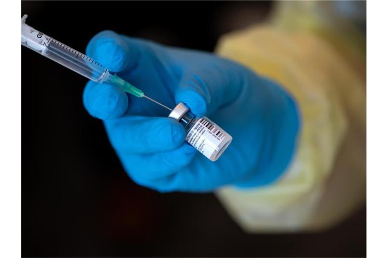 Eine medizinische Mitarbeiterin mit einem Corona-Impfstoff. Foto: Sven Hoppe/dpa