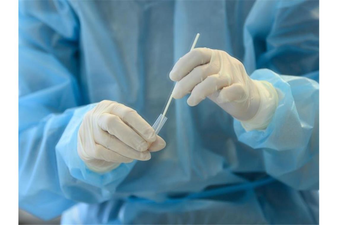 RKI-Chef: Dritte Welle abgebremst - aber keine Entwarnung Eine medizinische Mitarbeiterin wertet einen Antigen-Schnelltest auf das Coronavirus aus. Foto: Robert Michael/dpa
