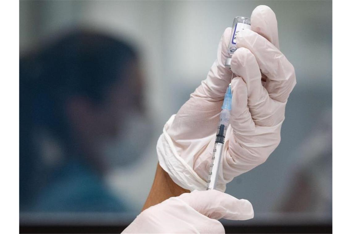 Kritik an Impfpflicht in Pflege und Kliniken reißt nicht ab Eine medizinische Mitarbeiterin zieht in einem Impfzentrum eine Dosis des Impfstoffes von Biontech/Pfizer auf. Foto: Marijan Murat/dpa