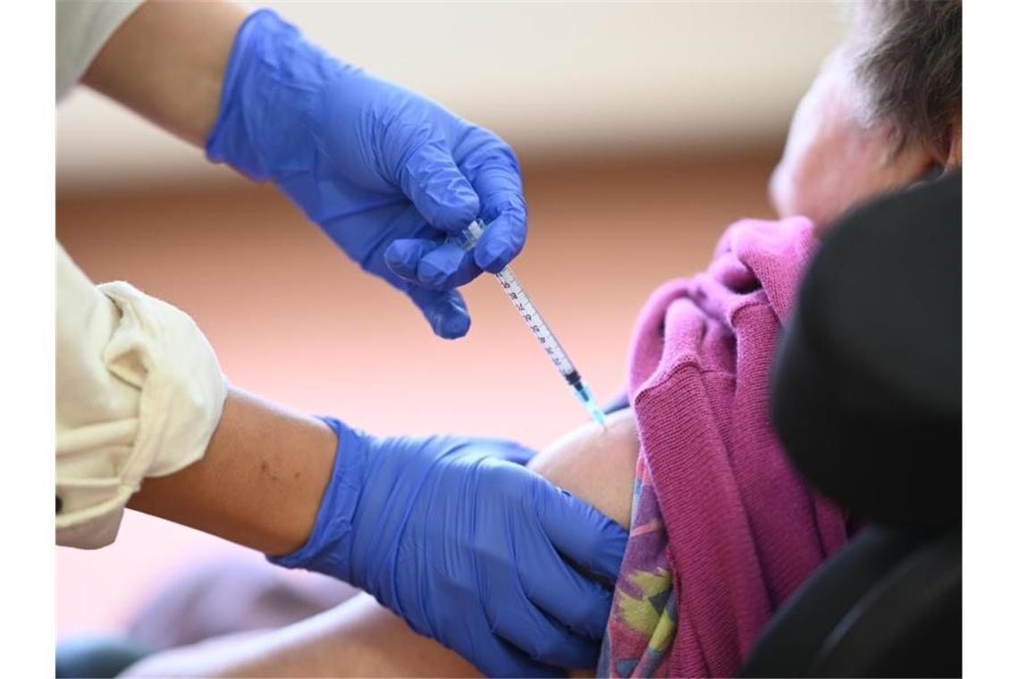 Besuchsverbot nach Omikron-Verdacht in Seniorenheim Eine Medizinstudentin impft eine Bewohnerin eines Pflegeheims gegen Corona. Foto: Felix Kästle/dpa/Symbolbild