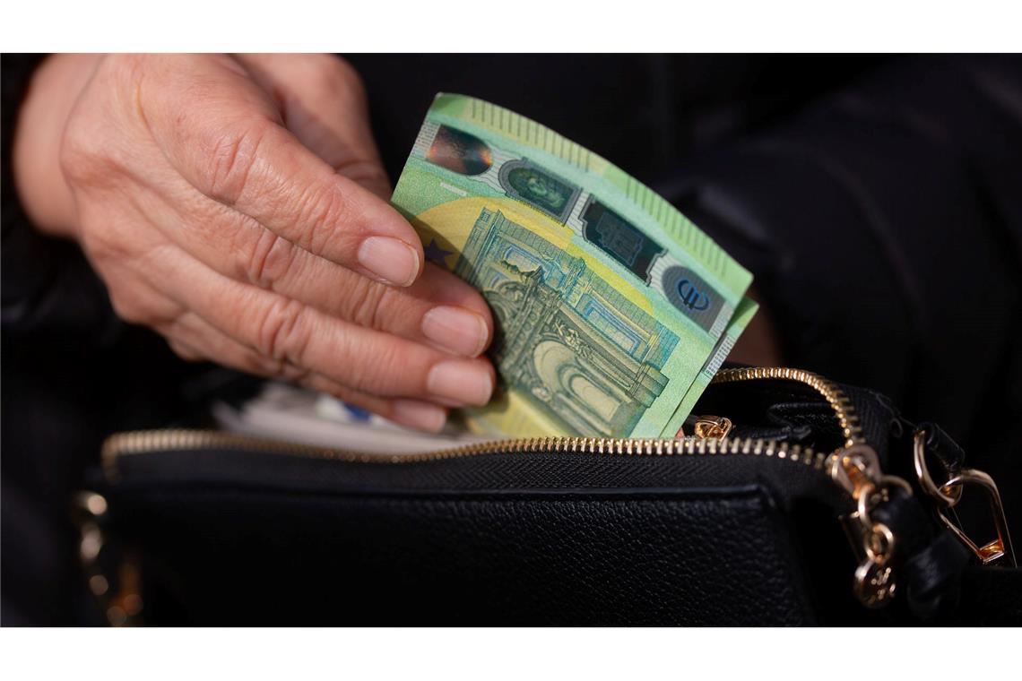 Eine Mehrheit der Bevölkerung sieht laut einer Allianz-Umfrage Lebenshaltungs- und Gesundheitskosten als größtes finanzielles Risiko im Alter. (Symbolbild)