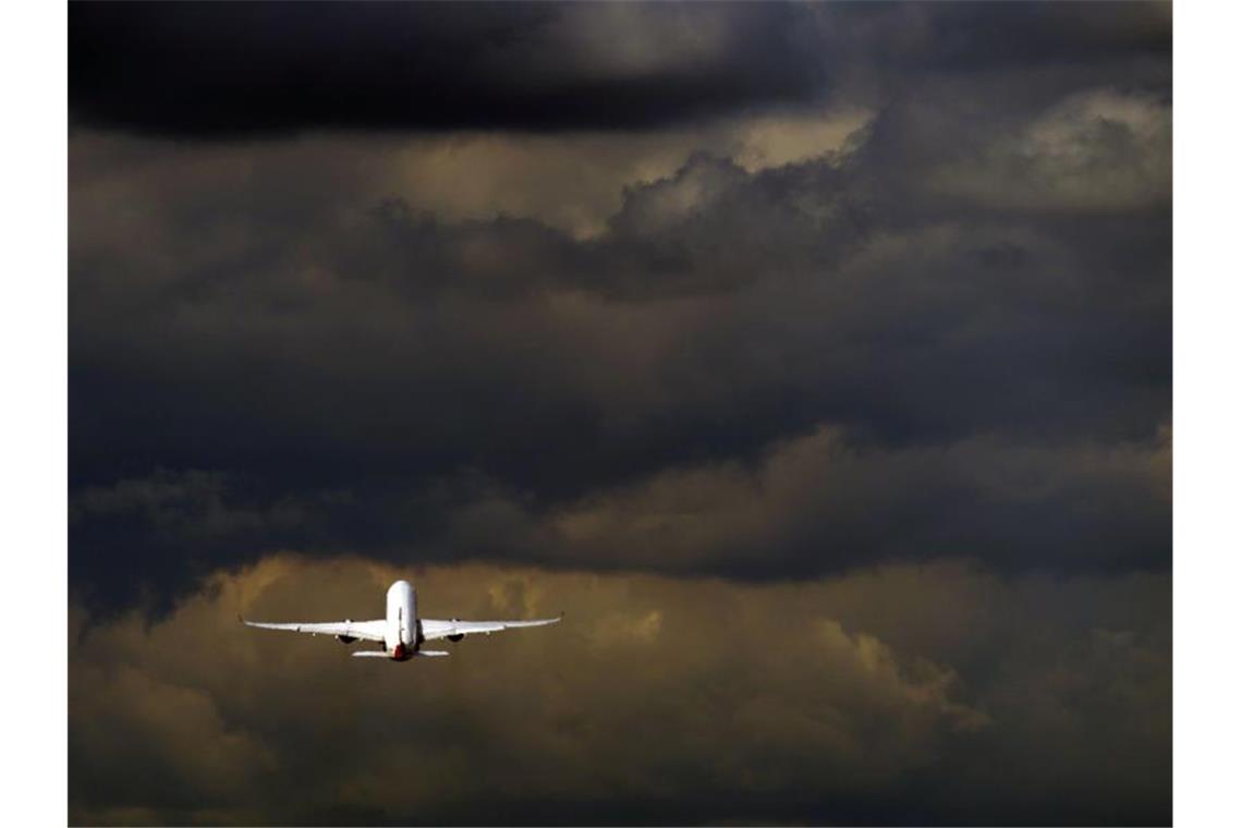Fast jeder Vierte für Abschaffung von Kurzstreckenflügen Eine Mehrheit der Menschen in Deutschland würde Kurzstreckenflüge gerne abschaffen oder zumindest verteuern. Foto: Steve Parsons/PA Wire/dpa