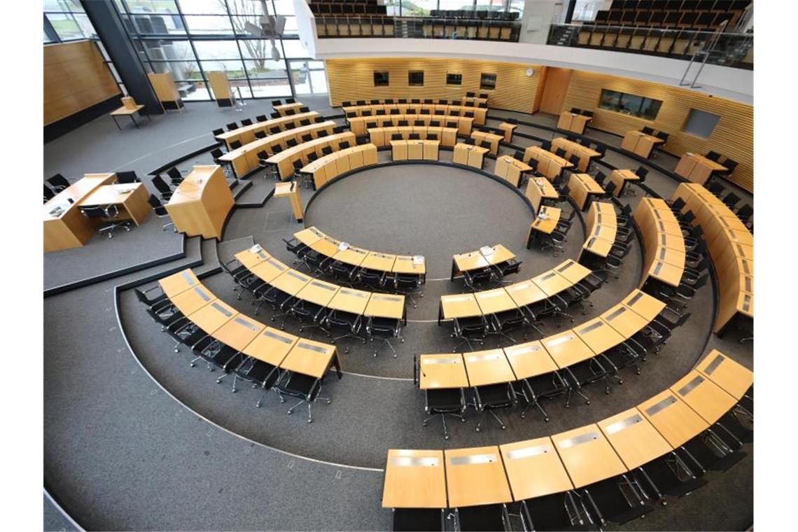 Umfrage: Mehrheit der Thüringer für Landtags-Auflösung Eine Mehrheit der Thüringer ist nach der umstrittenen Ministerpräsidentenwahl einer Umfrage zufolge für eine Auflösung des Landtags. Foto: Bodo Schackow/dpa-Zentralbild/dpa