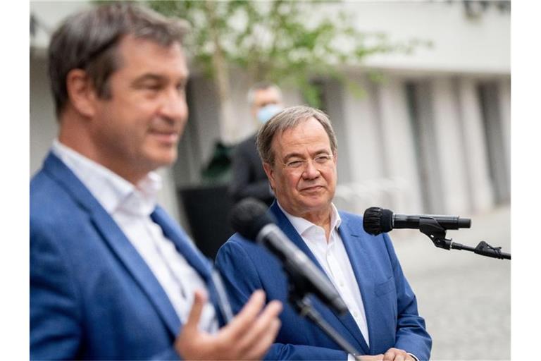 Eine Mehrheit der Unionsanhänger findet, Markus Söder (l) sollte Armin Laschet als Kanzlerkandidaten ersetzen. Foto: Kay Nietfeld/dpa