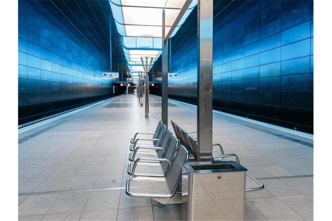 Coronakrise: Länderchefs drohen mit Ausgangssperre Eine menschenleere U-Bahn-Station in Hamburg. Foto: Markus Scholz/dpa