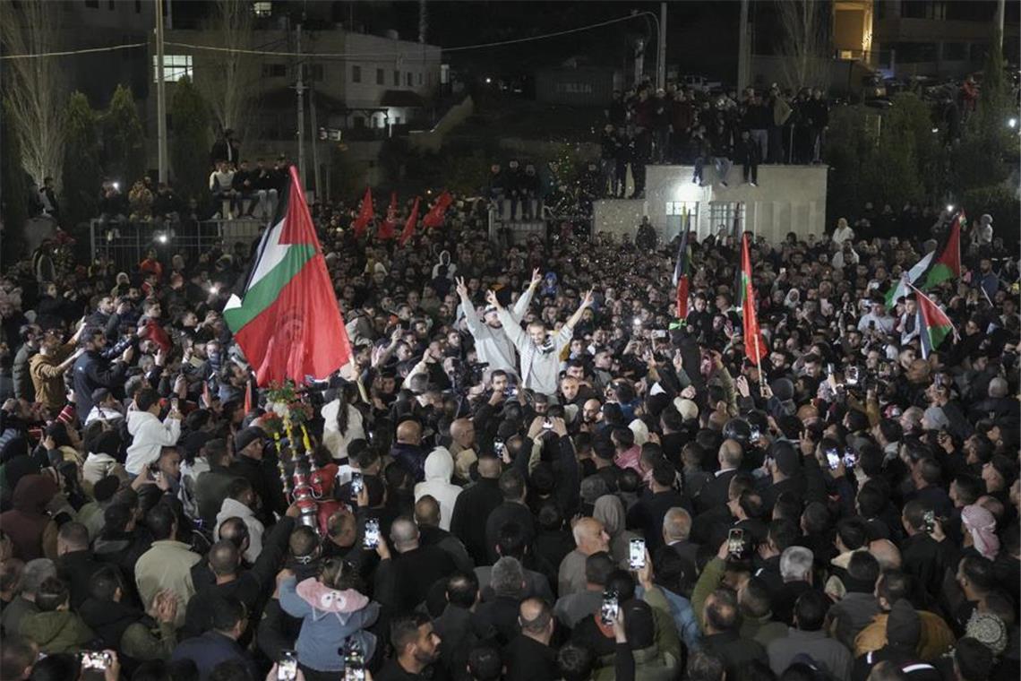 Eine Menschenmenge begrüßt palästinensische Gefangene, die nach einem Abkommen zu einer Waffenruhe zwischen Israel und der Hamas aus israelischen Gefängnissen entlassen wurden.