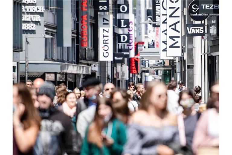 Eine Menschenmenge, einer Haupteinkaufsstraße. Viele Geschäfte haben erst Ende April unter Auflagen wieder öffnen dürfen. Foto: Marius Becker/dpa