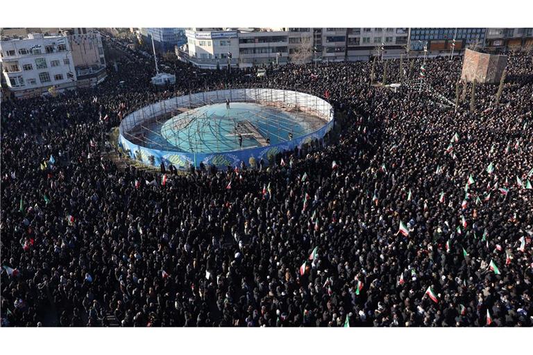 Eine Menschenmenge trauert in Teheran nach dem Tod von Ajatollah Ali Chamenei durch die Angriffe der USA und Israels.