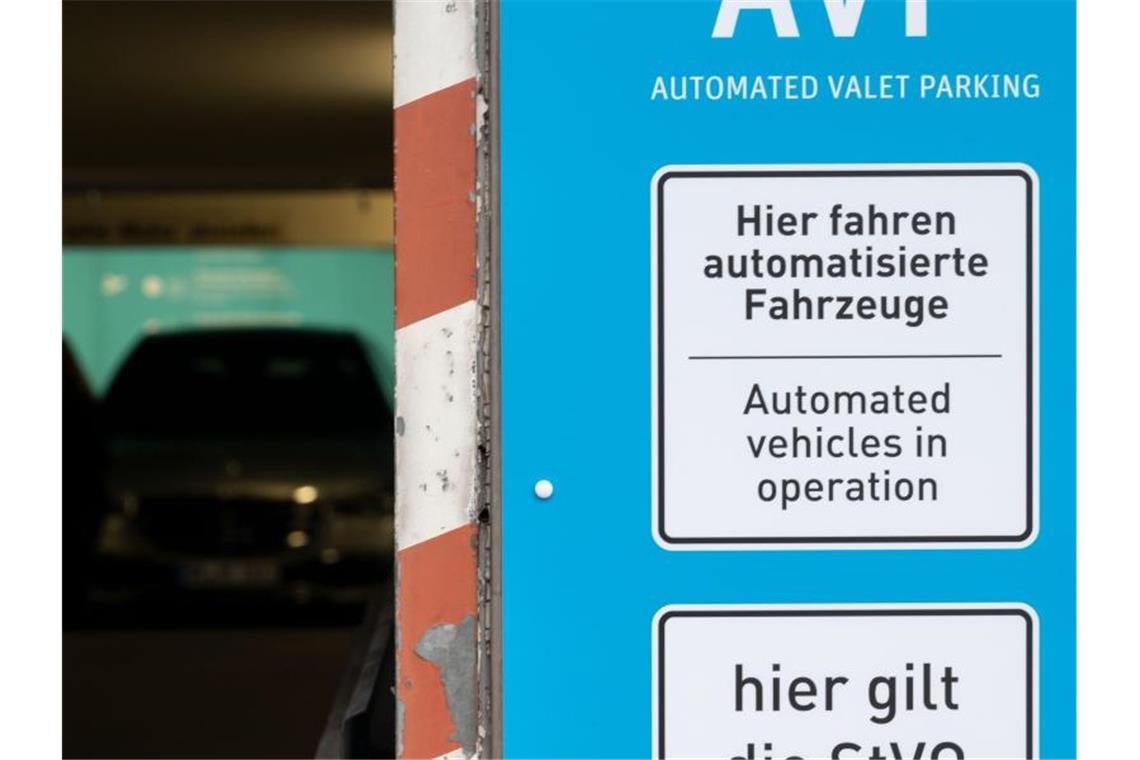 Eine Mercedes-Benz S-Klasse steht während einer Pressevorführung in einem Parkhaus am Stuttgarter Flughafen an einem Drop-off Platz für Fahrzeuge, die automatisiert parken können. Foto: Marijan Murat/dpa
