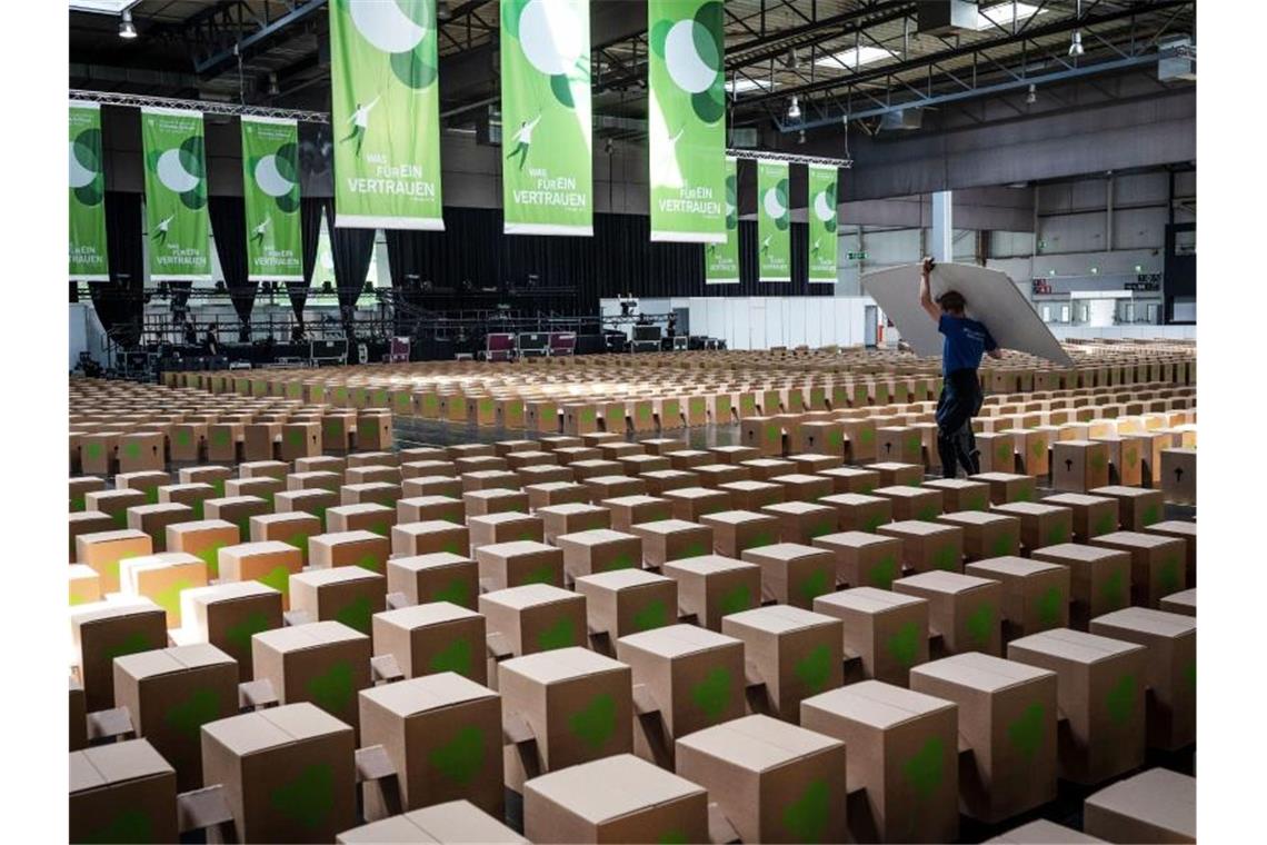 Eine Messehalle ist für die Besucher des Evangelischen Kirchentages mit Papphockern bestuhlt. Mehr als 100.000 Teilnehmer werden erwartet. Foto: Bernd Thissen