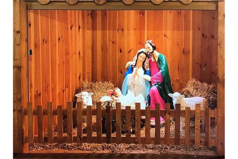 Eine meterhohe Tonfigur von Maria, Joseph und dem kleinen Jesus. Foto: Polizei Heidenheim/Polizeipräsidium Ulm/dpa