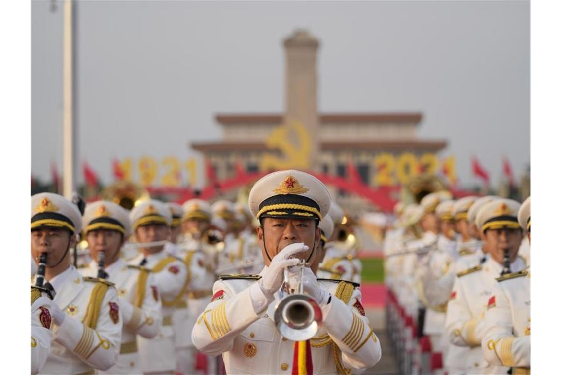 Eine militärische Musikkapelle probt zur Vorbereitung auf die Festveranstaltung. Foto: Ng Han Guan/AP/dpa