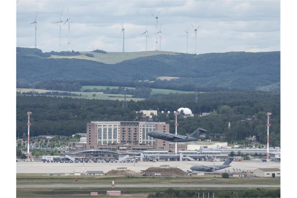 Eine Militärmaschine startet von der US-Airbase Ramstein. Foto: Sebastian Kramer/dpa/Archivbild