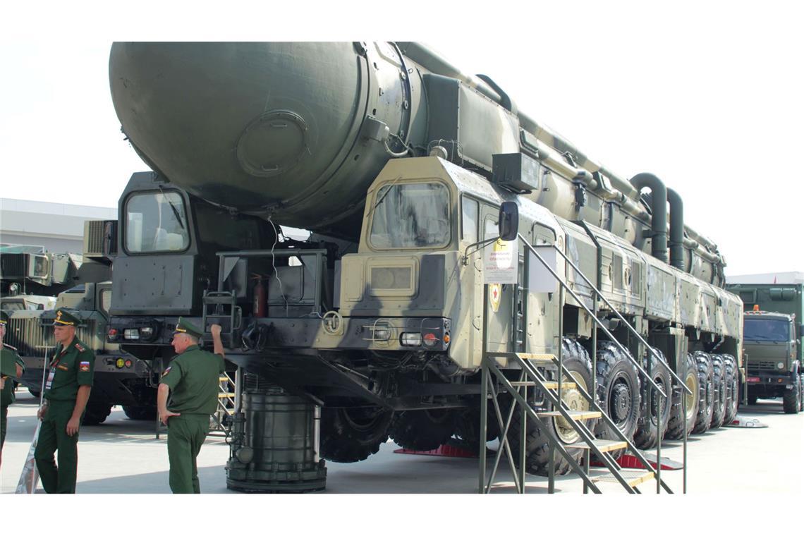 Friedensforscher warnen vor neuem nuklearen Wettrüsten Eine mit Atomsprengköpfen bestückbare Interkontinentalrakete wird auf einer Rüstungsmesse in Moskau präsentiert. (Archivbild)