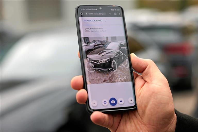 Eine mit künstlicher Intelligenz arbeitende App leitet den Nutzer Schritt für Schritt und mithilfe von Grafiken durch die Schadensaufnahme am Auto. Foto: Benjamin Büttner