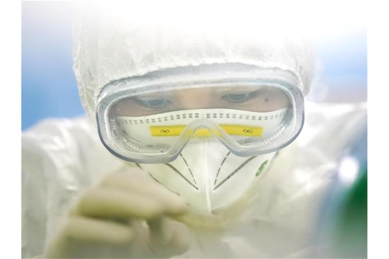 Eine Mitarbeiterin arbeitet in einem medizinischen Labor in Wuhan. Foto: Cheng Min/XinHua/dpa