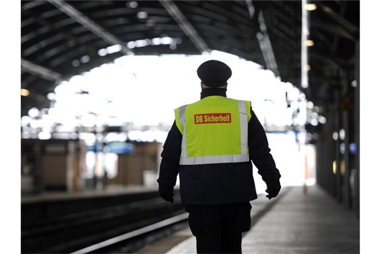 Eine Mitarbeiterin der DB Sicherheit-Einsatzgruppe geht über einen Bahnsteig. Foto: Britta Pedersen/dpa-Zentralbild/dpa/Archiv/Symbolbild