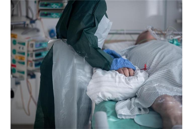 Eine Mitarbeiterin der Pflege betreut einen Covid-Patienten im nordrhein-westfälischen Essen. (Archivbild). Foto: Fabian Strauch/dpa