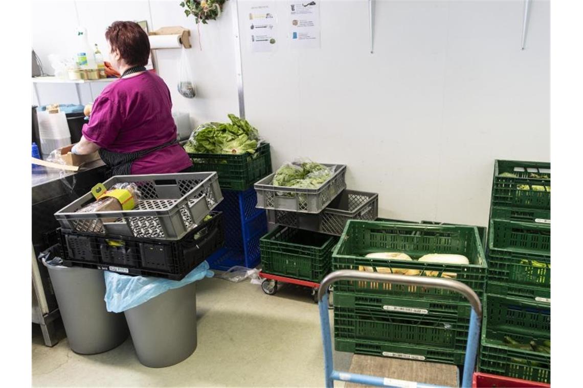 Eine Mitarbeiterin der Tafel bereitet Gemüse für die Ausgabe vor. Foto: Patrick Seeger/dpa/Archivbild