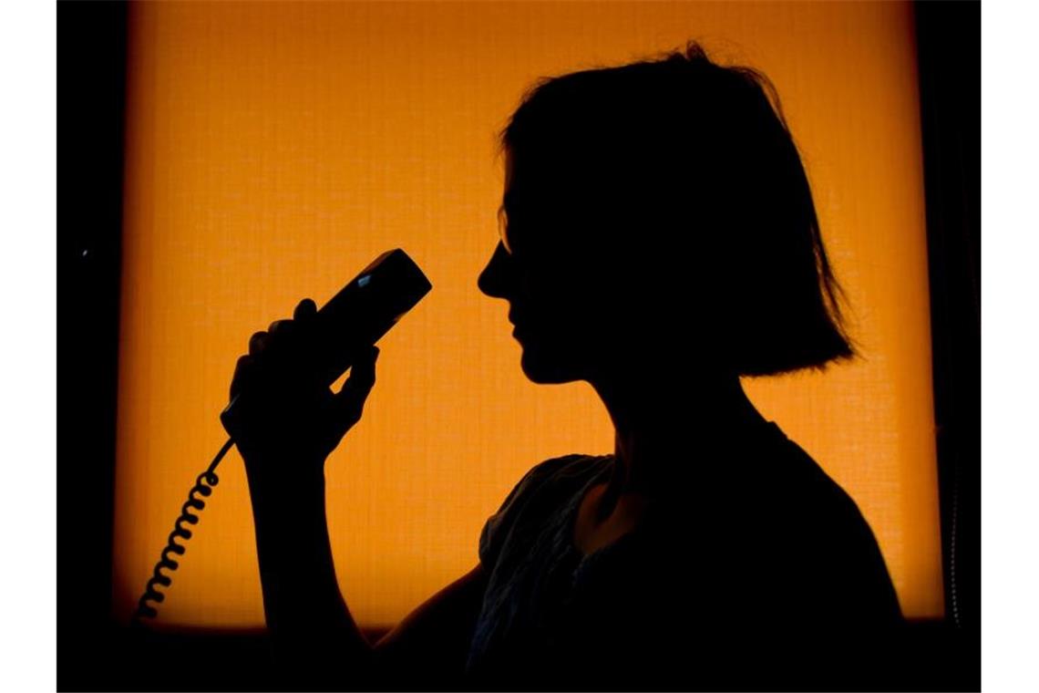 Eine Mitarbeiterin der Telefonseelsorge nimmt einen Telefonat an. Foto: Patrick Pleul/zb/dpa/Archiv