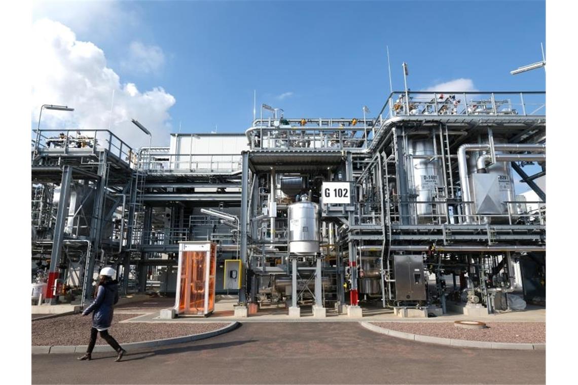Nach robustem Auftakt: Chemiebranche erwartet schweres Jahr Eine Mitarbeiterin der Trinseo GmbH geht an einer Pilotanlage zur Herstellung von synthetischem Kautschuk vorbei. Der Chemieverband VCI rechnet mit einem schwerem Jahr für die Branche. Foto: Sebastian Willnow/dpa-Zentralbild/dpa