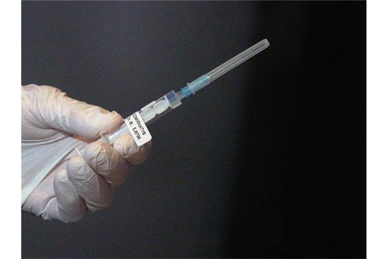 Eine Mitarbeiterin des Impfteams überprüft eine Spritze mit dem Impfstoff gegen Covid-19. Foto: Thomas Frey/dpa Pool/dpa/Archivbild