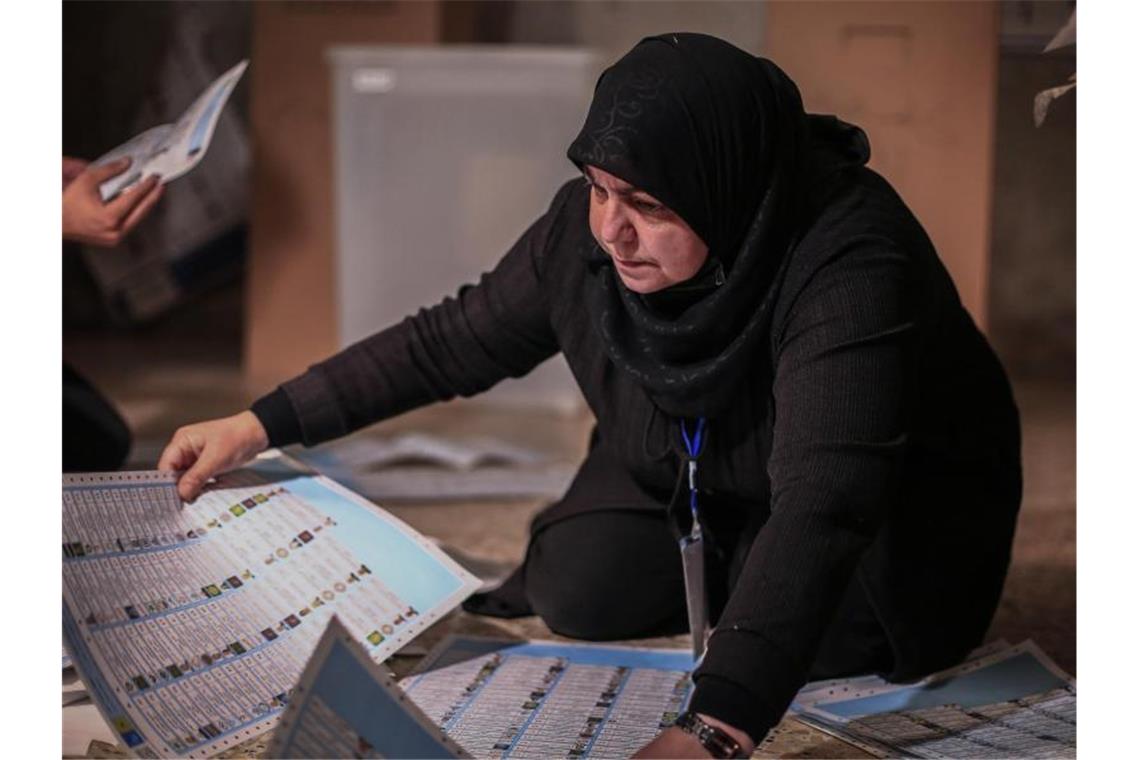 Eine Mitarbeiterin des irakischen Wahlausschusses zählt Stimmen für die irakischen Parlamentswahlen in einem Wahllokal aus. Foto: Ameer Al Mohammedaw/dpa