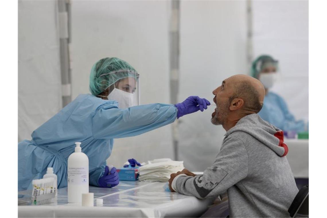 Eine Mitarbeiterin des spanischen Gesundheitswesens nimmt einen Abstrich. In Spanien wächst die Sorge einer zweiten Corona-Welle. Foto: Javi Colmenero/EUROPA PRESS/dpa