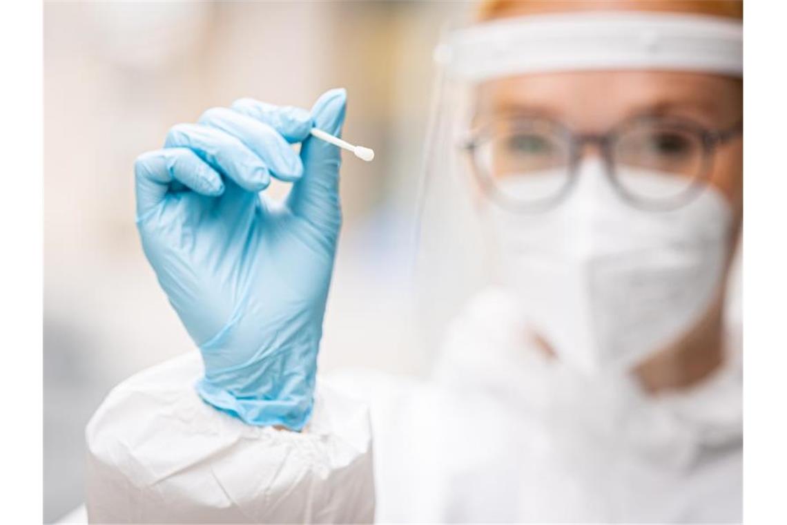 RKI registriert 3127 Corona-Neuinfektionen Eine Mitarbeiterin des Testzentrums am Platz der Weltausstellung in Hannover.Nach Angaben des Robert Koch-Instituts (RKI) liegt die Sieben-Tage-Inzidenz bei 22,6. Foto: Moritz Frankenberg/dpa