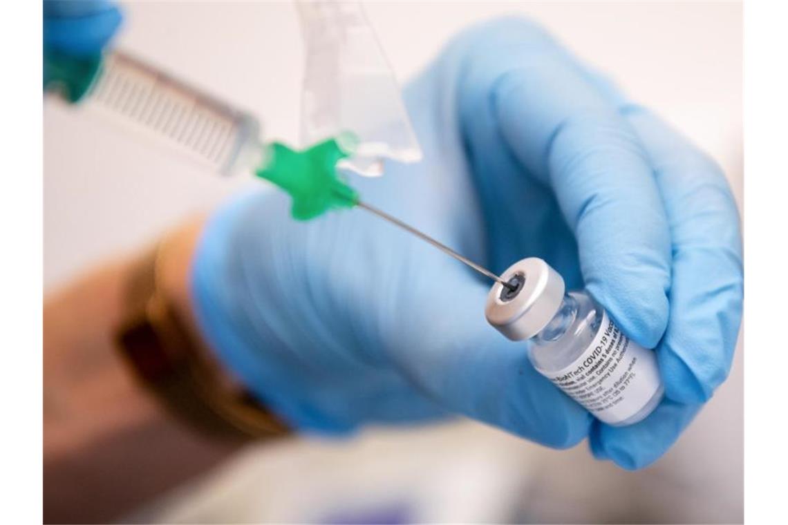 Weiter Kritik an Impfstrategie in Deutschland Eine Mitarbeiterin einer Klinik im bayerischen Gauting bereitet den Covid-19-Impfstoff von Biontech/Pfizer für eine Impfung vor. Foto: Sven Hoppe/dpa