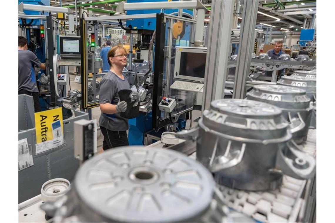Eine Mitarbeiterin eines Herstellers von Ventilatoren und Elektromotoren montiert Lüfter. Die deutsche Elektroindustrie hat ihre Exporte kräftig gesteigert. Foto: Daniel Maurer