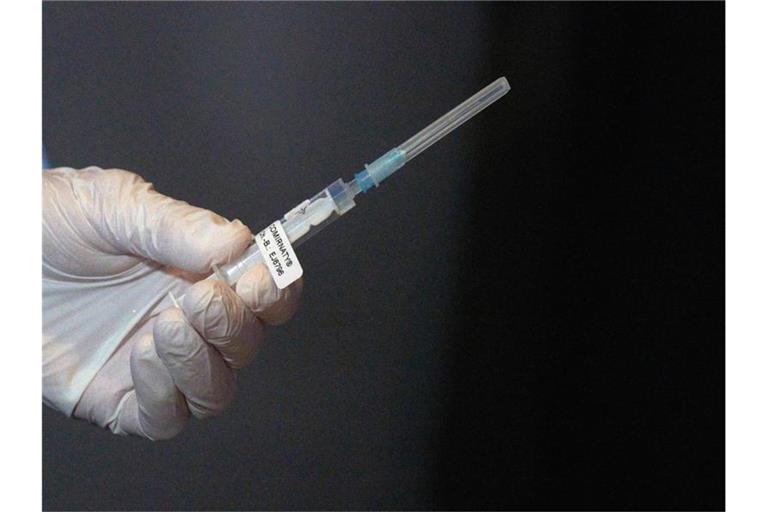 Eine Mitarbeiterin eines Impfteams überprüft eine Spritze mit einem Impfstoff gegen Covid-19. Foto: Thomas Frey/dpa Pool/dpa/Symbolbild
