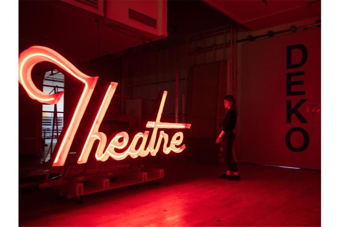 Stuttgarter Schauspiel zeigt Premiere ohne Schauspieler Eine Mitarbeiterin geht im Rahmen von „Black Box“ durch das Schauspielhaus Stuttgart. Foto: Sebastian Gollnow/dpa