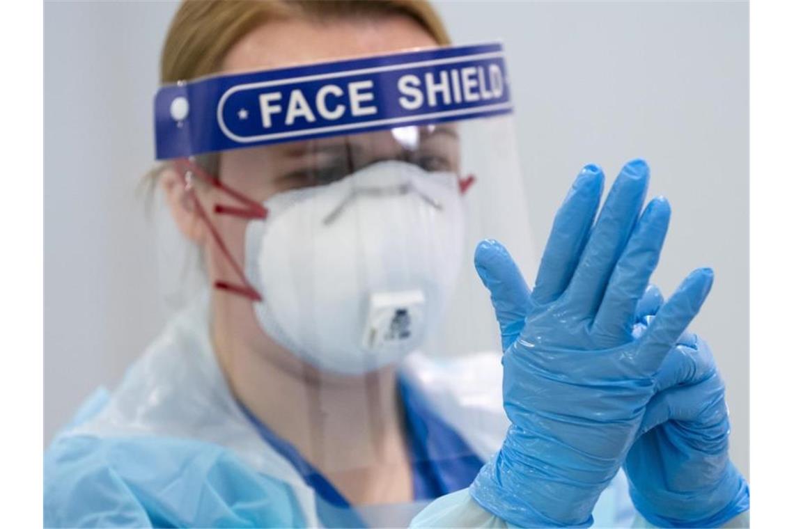 Großbritannien hat die meisten Corona-Toten in Europa Eine Mitarbeiterin im Nightingale-Krankenhaus Nord-West in Manchester. Nach offiziellen Statistiken sind in Großbritannien inzwischen mehr mit dem Coronavirus infizierte Menschen gestorben als in irgendeinem anderen Land Europas. Foto: Jon Super/AP/dpa