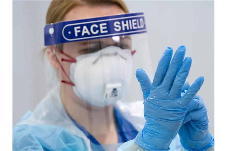 Eine Mitarbeiterin im Nightingale-Krankenhaus Nord-West in Manchester. Nach offiziellen Statistiken sind in Großbritannien inzwischen mehr mit dem Coronavirus infizierte Menschen gestorben als in irgendeinem anderen Land Europas. Foto: Jon Super/AP/dpa