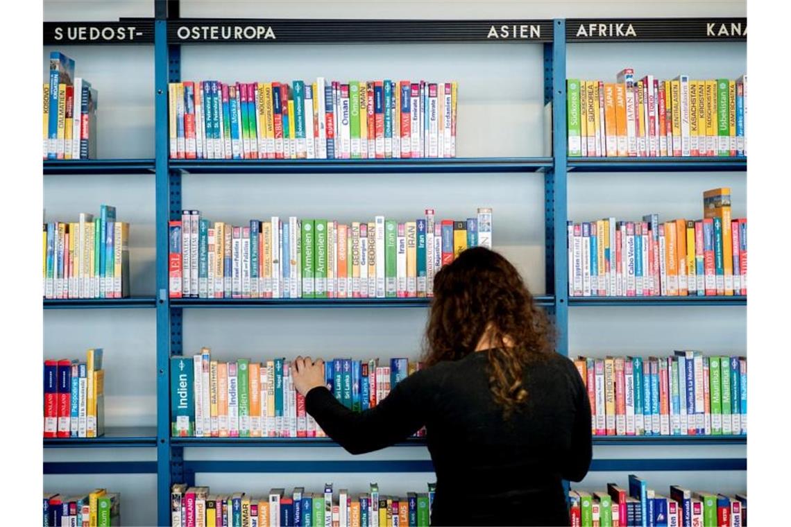 Eine Mitarbeiterin in einer Stadtbibliothek. Foto: Hauke-Christian Dittrich/dpa/Symbolbild