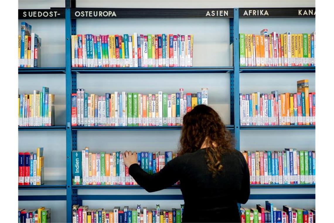 Stuttgarter leihen sich die meisten Medien Eine Mitarbeiterin in einer Stadtbibliothek. Foto: Hauke-Christian Dittrich/dpa/Symbolbild