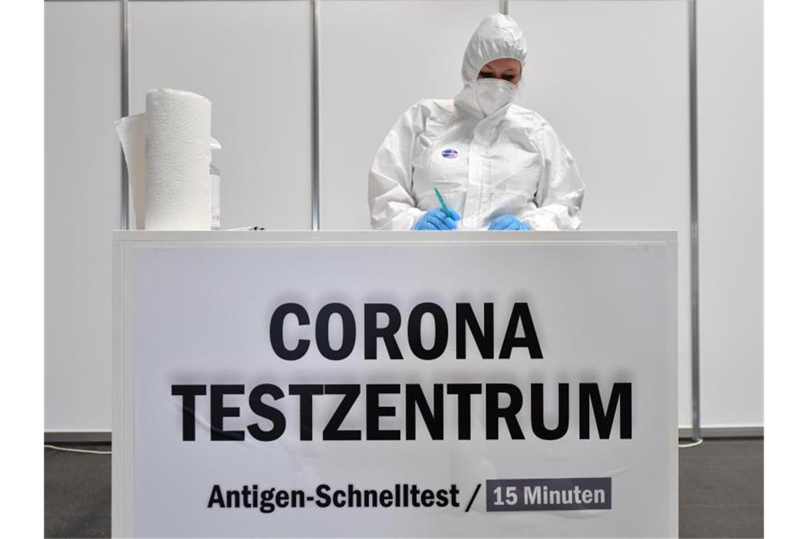 RKI registriert 18.485 Corona-Neuinfektionen Eine Mitarbeiterin in Schutzkleidung steht im Corona-Testzentrum in der Messe Erfurt bereit. Foto: Martin Schutt/dpa-Zentralbild/dpa