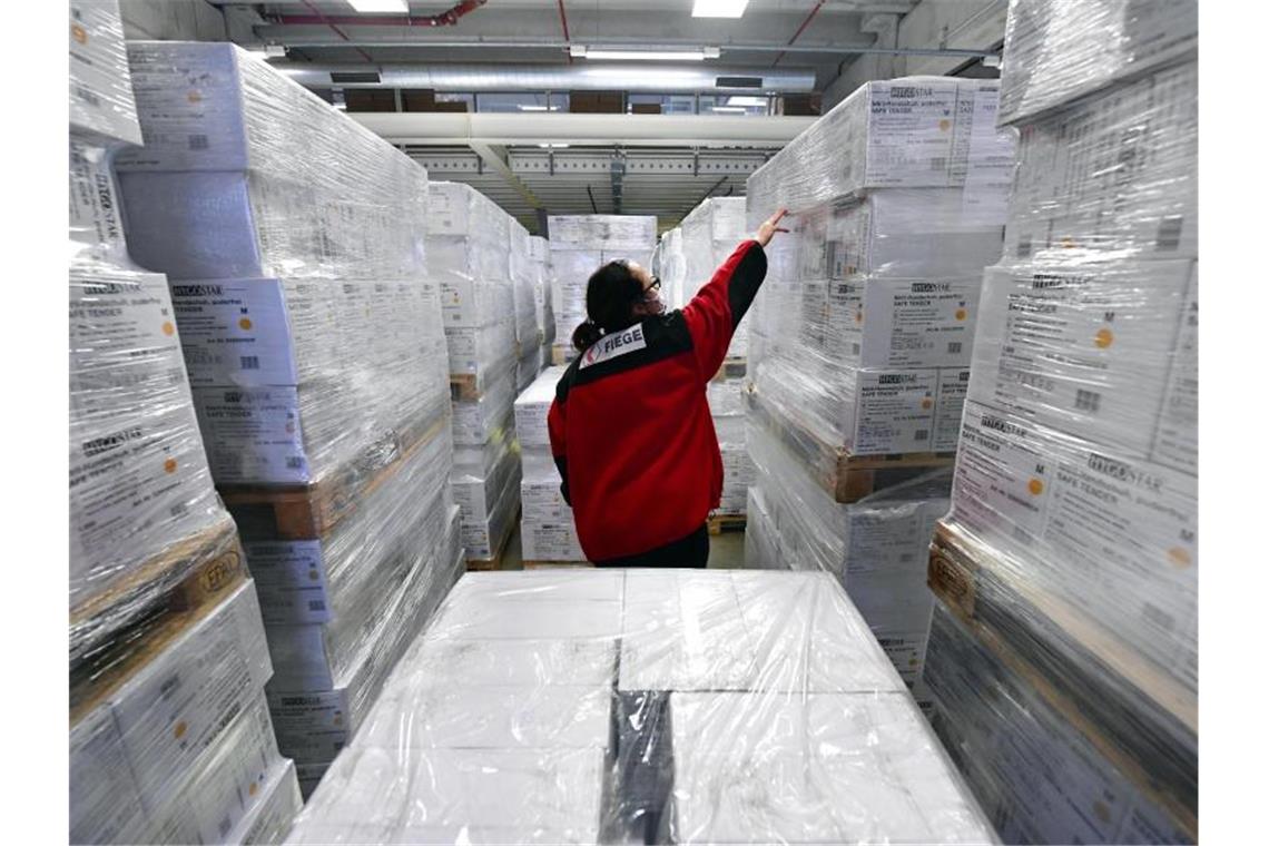 Lucha: „Luftbrücke für Schutzausrüstung eingerichtet“ Eine Mitarbeiterin kontrolliert im Lager den Bestand an medizinischer Schutzausrüstung. Foto: Martin Schutt/dpa-Zentralbild-Pool/dpa/Archivbild