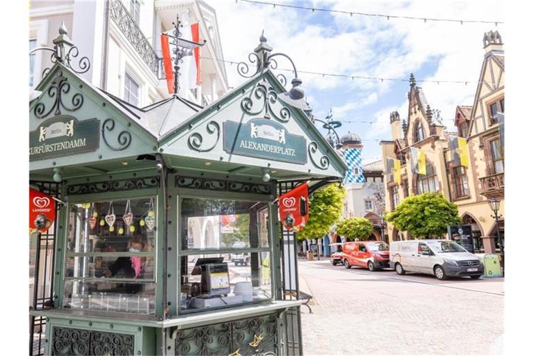 Eine Mitarbeiterin putzt einen Kiosk im deutschen Themenbereich des Europa-Parks. Foto: Philipp von Ditfurth/dpa