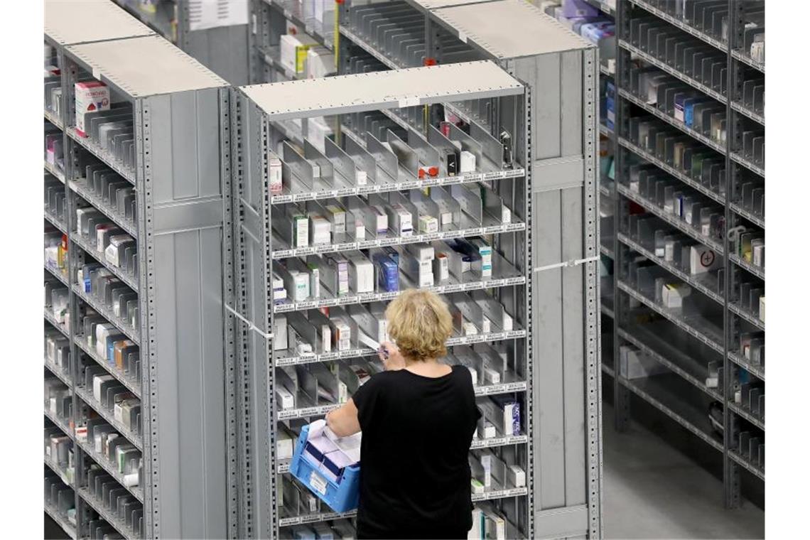 Eine Mitarbeiterin stellt im Logistik-Zentrum der Versandapotheke DocMorris im niederländischen Heerlen Medikamente zusammen. Foto: Oliver Berg