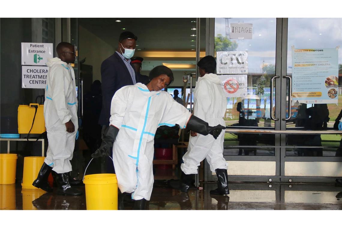 Cholera-Epidemie in Afrika: "Es wird noch schlimmer werden" Eine Mitarbeiterin trägt Desinfektionsmittel aus einem Cholera-Behandlungszentrum (Archivbild)