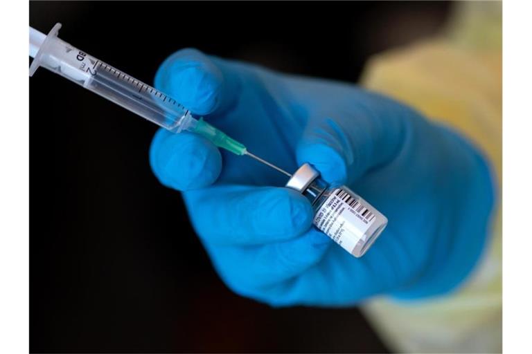 Eine Mitarbeiterin vom Bayerischen Roten Kreuz mit dem Impfstoff von Biontech/Pfizer gegen das Coronavirus SARS-CoV-2. Foto: Sven Hoppe/dpa