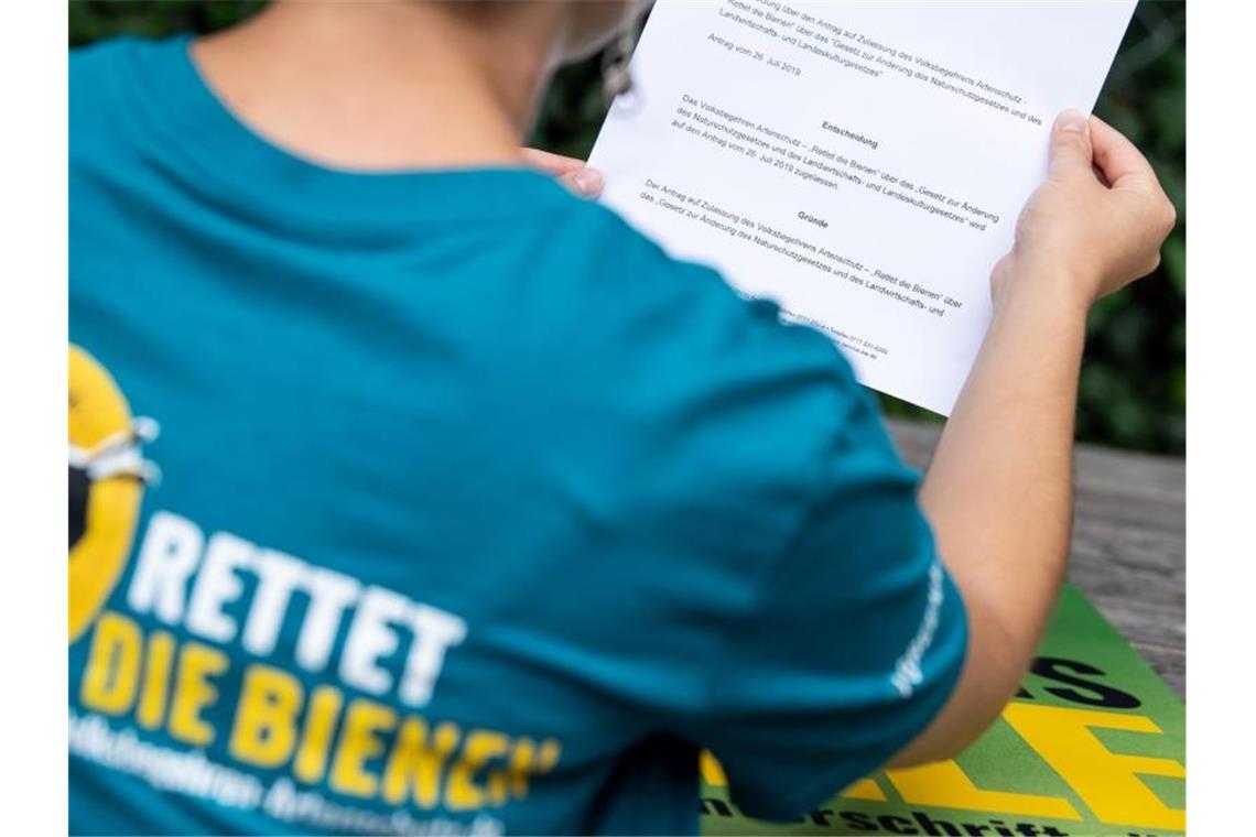 Volksbegehren für Artenschutz vor dem Start Eine Mitarbeiterin von proBiene hält das Schreiben des Innenministeriums von Baden-Württembergs in der Hand. Foto: Linda Vogt/Archivbild