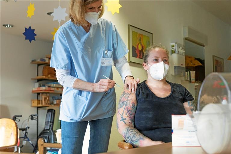 Eine Mitarbeiterin wird Ende 2020 im Alten- und Pflegeheim Staigacker gegen Covid-19 geimpft. Archivfoto: J. Fiedler 