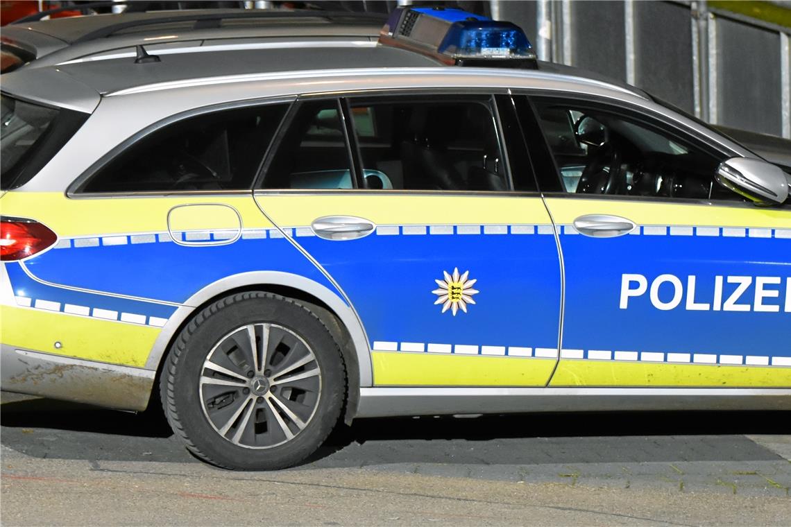 Backnang: Auto kollidiert mit Gegenverkehr Eine Mitfahrerin wurde leicht verletzt. Symbolfoto: Tobias Sellmaier