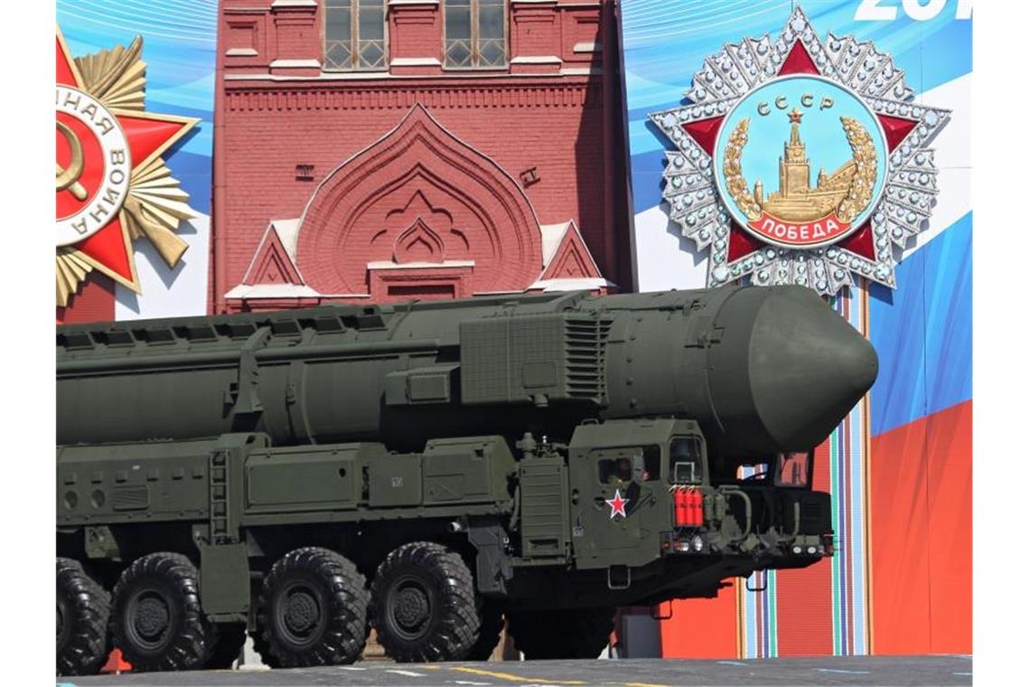 USA beenden endgültig historisches Atom-Abrüstungsabkommen Eine mobile ballistische Interkontinentalrakete wird 2013 auf einer Militärparade in Moskau präsentiert. Foto: Sergei Ilnitsky/epa